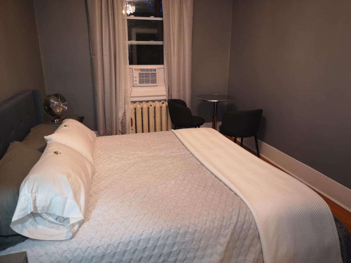 Room With King Bed In Shared 3 Bedroom Downtown Montréal Eksteriør bilde