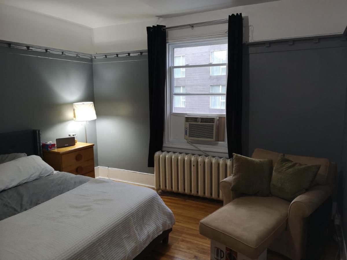 Room With King Bed In Shared 3 Bedroom Downtown Montréal Eksteriør bilde