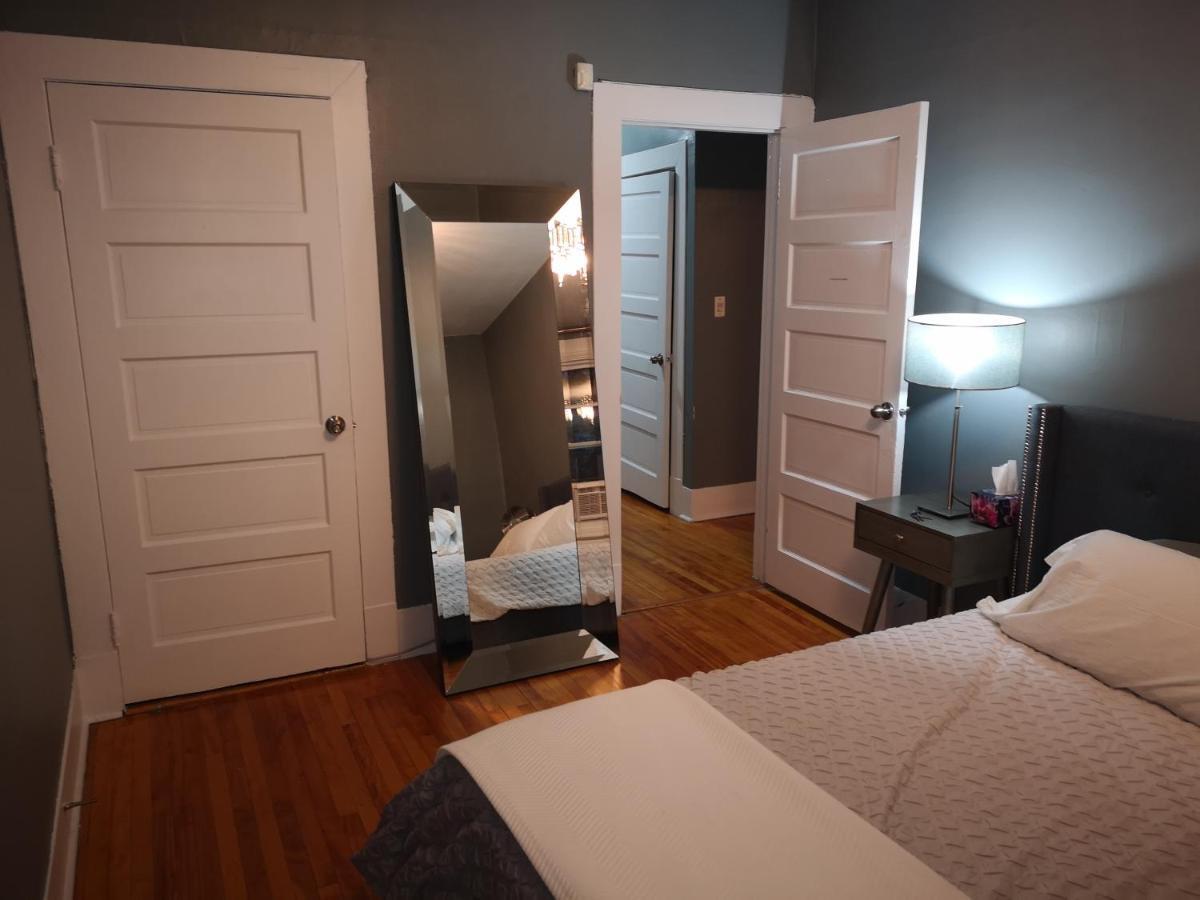Room With King Bed In Shared 3 Bedroom Downtown Montréal Eksteriør bilde
