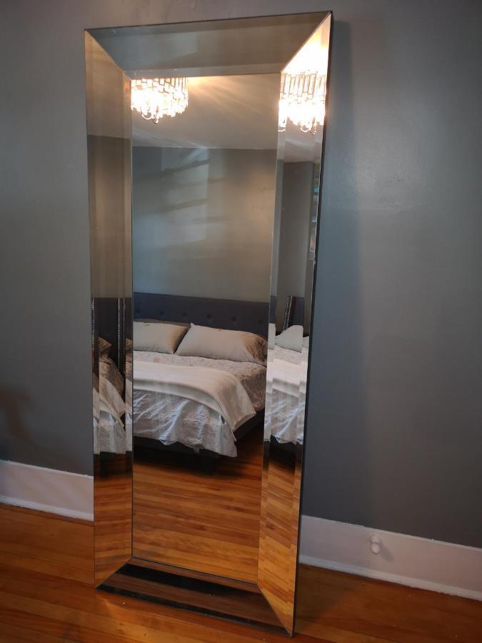 Room With King Bed In Shared 3 Bedroom Downtown Montréal Eksteriør bilde